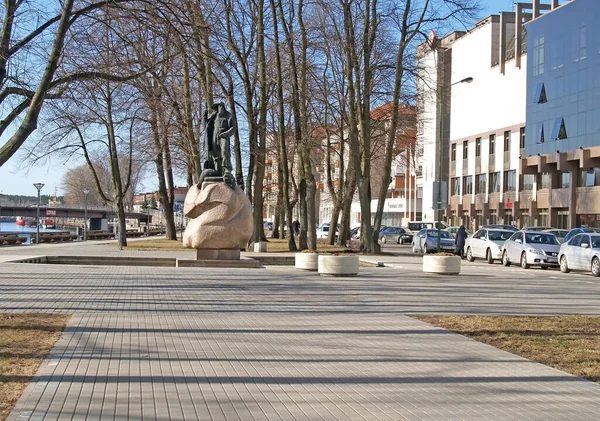 Klaipeda Lituânia Março 2012 Escultura Pescador Uma Rua Primavera — Fotografia de Stock