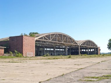 Eski Alman Noitif havaalanının havacılık hangarları. Baltiysk, Kalininingrad bölgesi