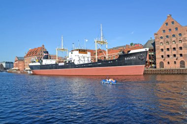 GDANSK, POLAND - 10 AĞUSTOS 2017: Soldek gemisi Motlava Nehri 'nde bir rıhtımda duruyor
