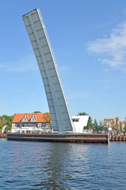 GDANSK, POLAND - 10 AĞUSTOS 2017: yaya köprüsünün kaldırılması. Motlava Nehri