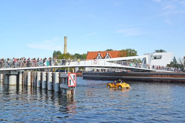 GDANSK, POLAND - 10 AĞUSTOS 2017: İnsanlar yeni yaya köprüsü üzerinden Motlava Nehri 'ni geçiyor