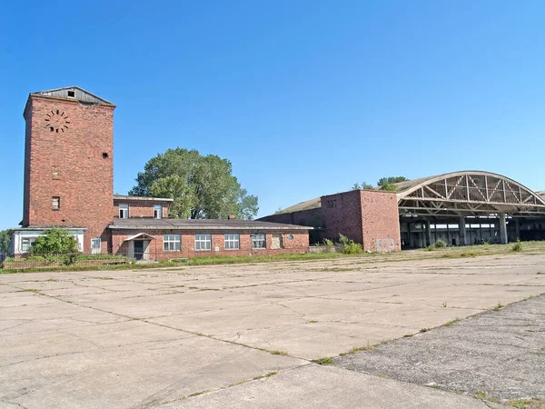 古いドイツの飛行場Noitifのオフィスビルと格納庫 カリニングラード州Baltiysk地域 — ストック写真