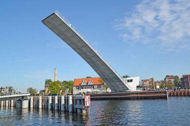 GDANSK, POLAND - 10 AĞUSTOS 2017: yaya köprüsünün kaldırılması. Motlava Nehri
