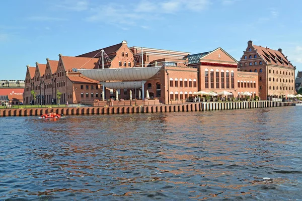 Gdansk Polónia Agosto 2017 Edifícios Tijolos Nas Margens Rio Motlava — Fotografia de Stock