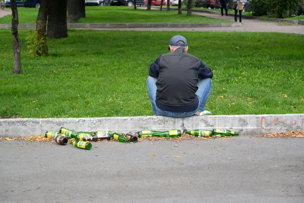 Russland Juli 2015 Betrunkener Sitzt Park Auf Bordstein — Stockfoto