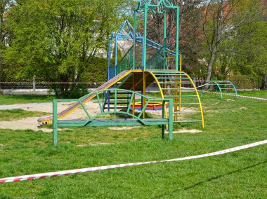 Rusya 'daki koronavirüs salgını sırasında çocukların oyun parkı sinyal bandıyla çevrili. Kaliningrad