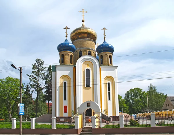 Άποψη Της Εκκλησίας Των Τριών Αγίων Μια Καλοκαιρινή Ημέρα Sovetsk — Φωτογραφία Αρχείου