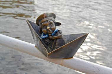 KALININGRAD, RUSSIA - 06 Ekim 2019: Kağıt gemi arka planındaki Homlin-armut figürü