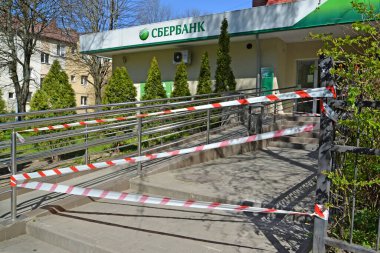 KALININGRAD, RUSSIA - 22 Nisan 2020: Rusya 'nın COVID-19 Coronavirus salgını sırasında Sberbank kolu sinyal bandıyla çitlendi