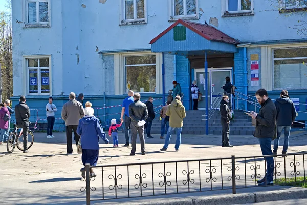 Kaliningrad Russia April 2020 Mensen Observeren Sociale Afstand Voordat Het — Stockfoto