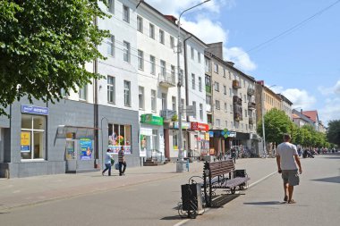 SOVETSK, RUSSIA - 1 Temmuz 2019: Zafer Sokağı 'nın bir yaz günü manzarası. Kalininingrad bölgesi