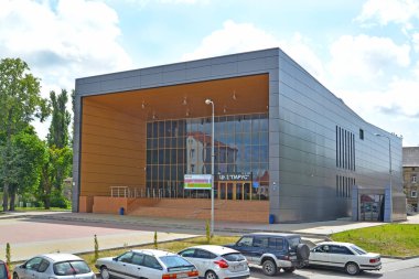 SOVETSK, RUSSIA - 1 Temmuz 2019: Kültür ve eğlence merkezi. Kalininingrad bölgesi. Rusça metin