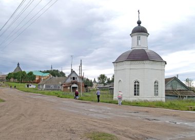 Filip 'in Şapeli, Moskova Metropolitan' ı toprak bir yolun kenarında. Solovetsky Köyü, Arkhangelsk Bölgesi