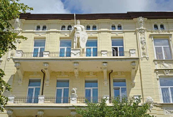 Skulptur Riddare Fasaden Tilsit Tullbyggnad Xix Talet Sovetsk Kaliningradregionen — Stockfoto