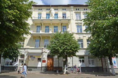 SOVETSK, RUSSIA - 1 Temmuz 2019: Bir şövalye heykeliyle binanın cephesi (Tilsit gümrüğü, 19. yüzyıl). Kalininingrad bölgesi