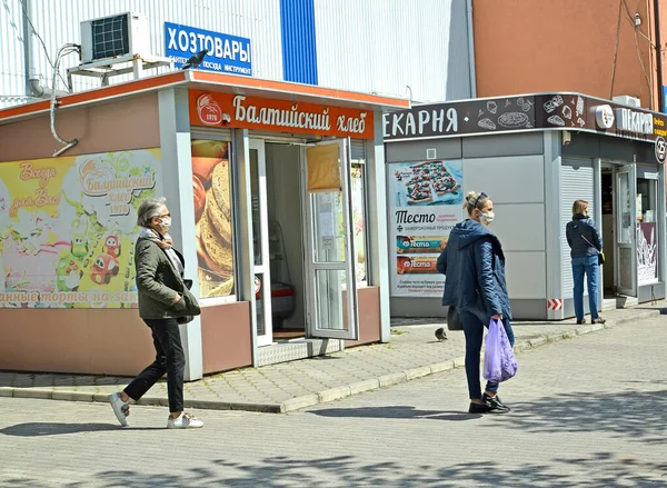 Kalingrad Russia 2020年5月7日 在加里宁格勒街 戴防护面具的人观察社会距离 Coronavirus流行病Covid 19在俄罗斯 — 图库照片