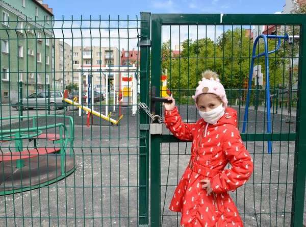 Uma Rapariga Com Uma Máscara Médica Está Perto Parque Infantil — Fotografia de Stock