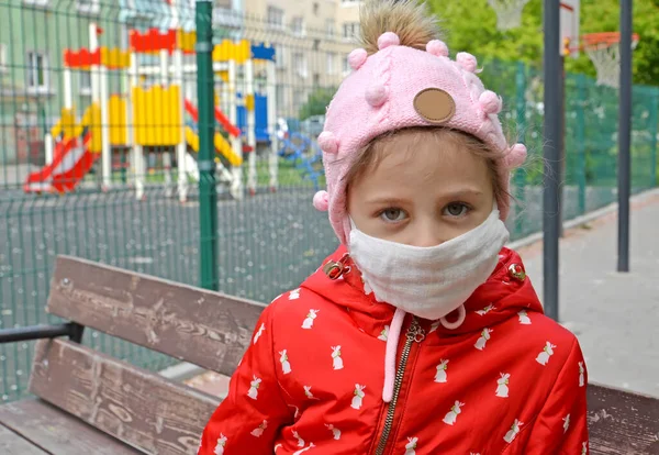 Retrato Una Niña Pequeña Con Una Máscara Médica Fondo Patio — Foto de Stock