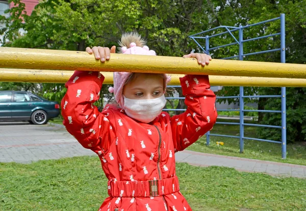 Uma Menina Triste Uma Máscara Médica Segura Bares Playground Esportivo — Fotografia de Stock