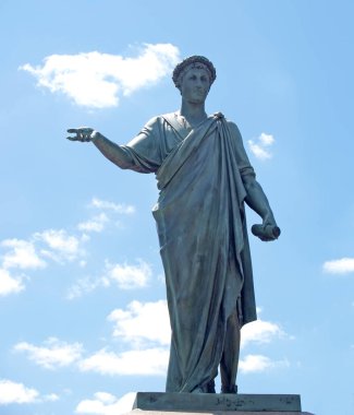 Dük de Ristelieu 'nun heykeli mavi gökyüzünün arka planına karşı (1828). Odessa, Ukrain