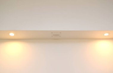 Duvar kolundaki nokta ışıkları