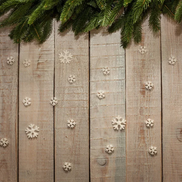 Доска с елкой и снежинками — стоковое фото