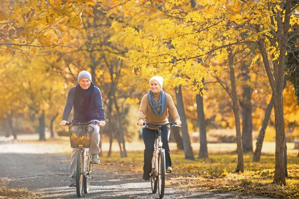 Coppia senior all'aperto — Foto Stock