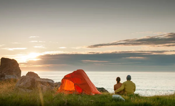 Coppia campeggio con tenda vicino al mare — Foto Stock