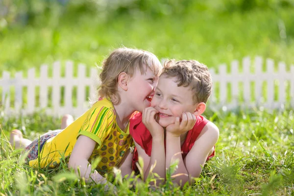 Kids have fun outdoors — Stock Photo, Image