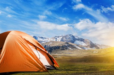 Dağlarda kamp yapan turist çadırı