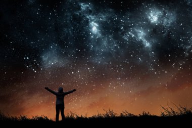 Gece gökyüzünde yıldızlar izlerken kız