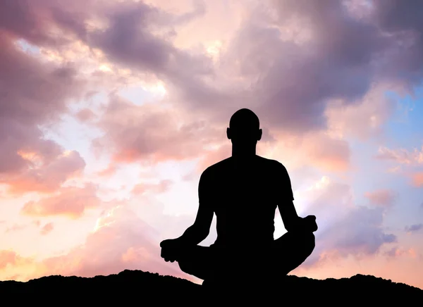 Hombre practicando yoga al aire libre — Foto de Stock