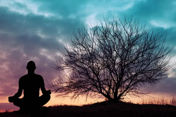 Homme pratiquant le yoga en plein air — Photo