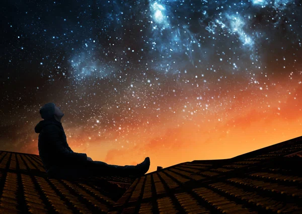 Homem observando as estrelas — Fotografia de Stock