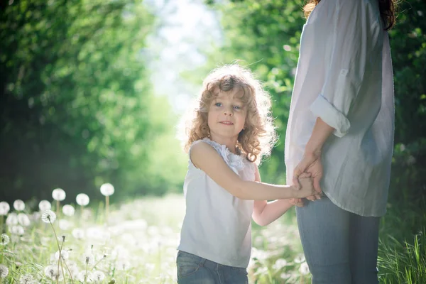 Barn utomhus med mamman — Stockfoto