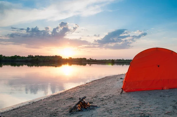 Tent en kampvuur — Stockfoto