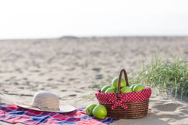 Picknick på stranden på semester — Stockfoto