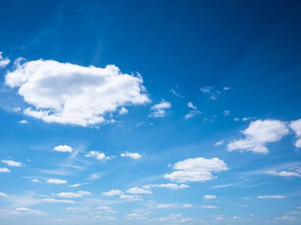 Fond du ciel avec des nuages — Photo