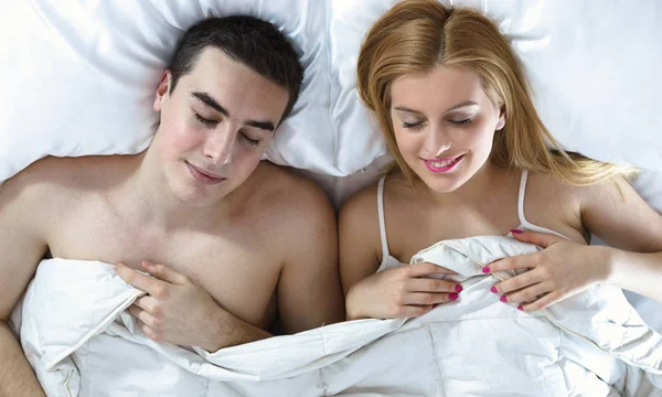 Šťastný mladý pár v posteli — Stock fotografie