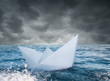 kağıt tekne fırtınalı denizde
