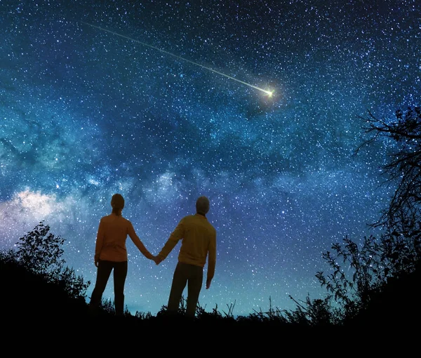 Paar beobachtet die Sterne am Nachthimmel — Stockfoto