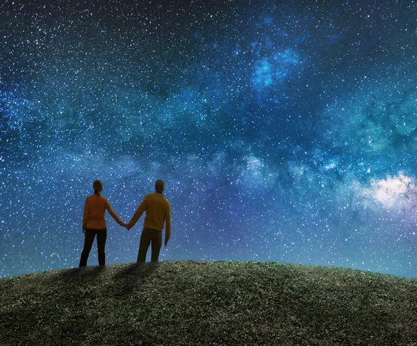 Пара закоханих дивиться зірки в нічному небі — стокове фото