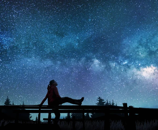 Chica viendo las estrellas en el cielo nocturno —  Fotos de Stock