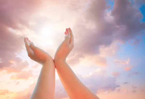 Hands reaching for the sky — Stock Photo, Image