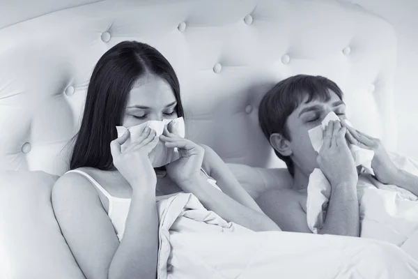 Couple in bed suffering common cold — Stock Photo, Image