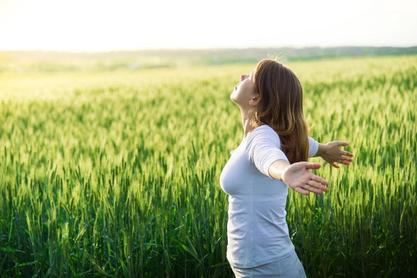 Girl in field at summer — Stock Photo, Image