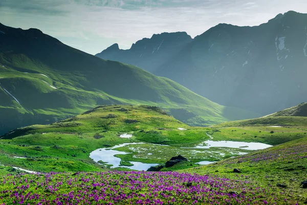 Hermoso paisaje de montañas al atardecer — Foto de Stock