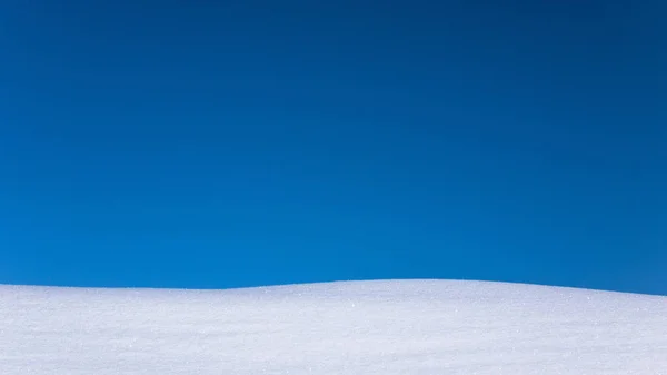Neve e céu fundo de inverno — Fotografia de Stock