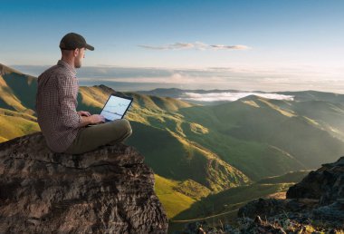 adam çalışan kablosuz açık havada 