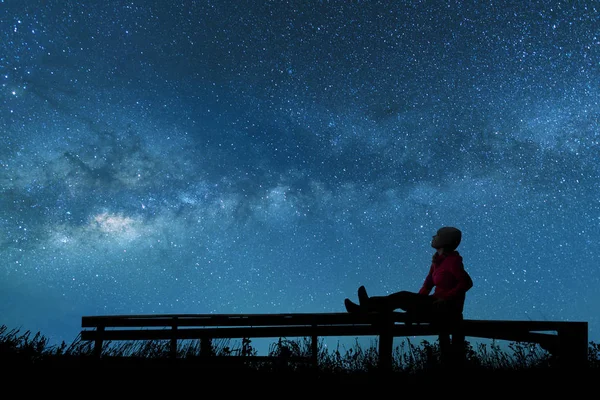 Chica viendo las estrellas en el cielo nocturno —  Fotos de Stock